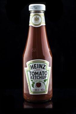  Beyaz bir arka planda Heinz domates ketçap