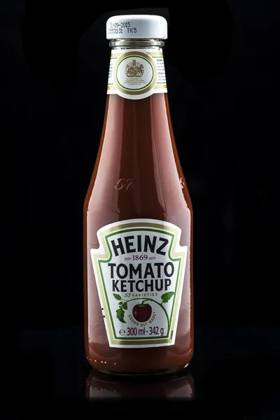 Heinz Tomato Ketchup pe un fundal alb — Fotografie, imagine de stoc