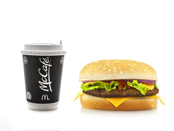 Koffie met cheeseburge — Stockfoto