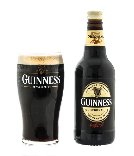 Bottiglia e bicchiere di Guinness — Foto Stock