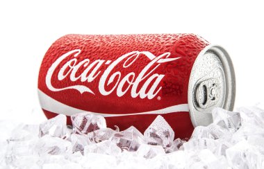 Coca-Cola buz yatağı üzerinde beyaz bir arka plan üzerinde olabilir.