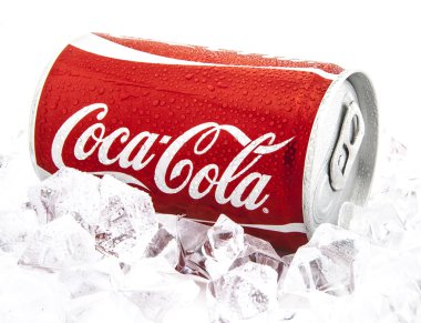 Coca-Cola buz yatağı üzerinde beyaz bir arka plan üzerinde olabilir.