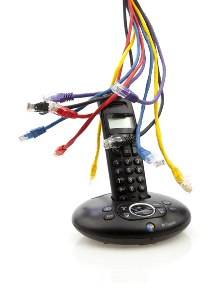 Bezprzewodowy czarny telefon z podstawki na białym tle na biały deseń — Zdjęcie stockowe