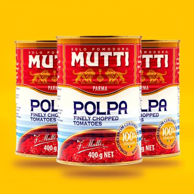 SwINDON, İngiltere - 7 Mart 2022: 3 Konserve Mutti ince doğranmış domatesler sarı arka planda