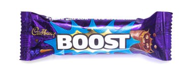 SwINDON, İngiltere - 15 Nisan 2022: Cadbury Boost Çikolata Çubuğu beyaz arka planda