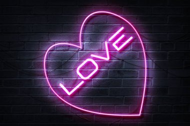 Karanlık bir duvarda Pembe Aşk ve Neon işareti