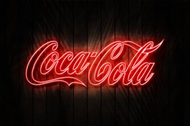 Swindon, Haziran 2022. Kara Tahta Duvar 3 boyutlu bir resimde Coca Cola neon işareti var..