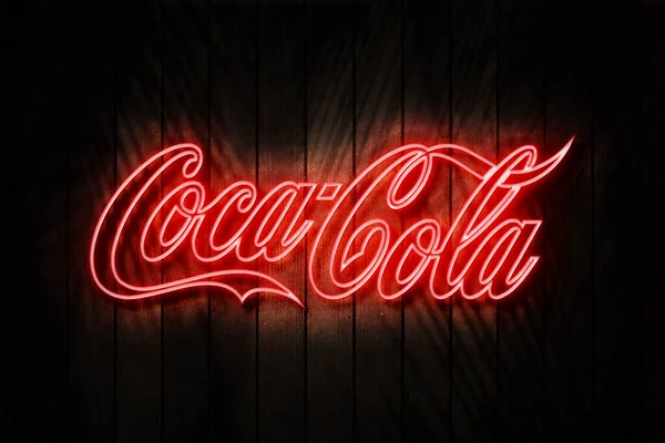 Swindon Juni 2022 Coca Cola Neon Tecken Mörk Trävägg Illustration — Stockfoto