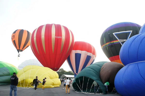 Varm luft ballon flyger på den 5: e putrajaya — Stockfoto