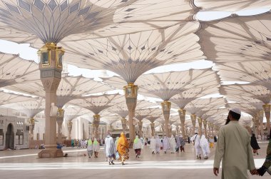 büyük şemsiye civarı nabawi Camii