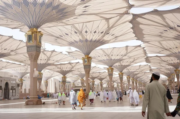 büyük şemsiye civarı nabawi Camii