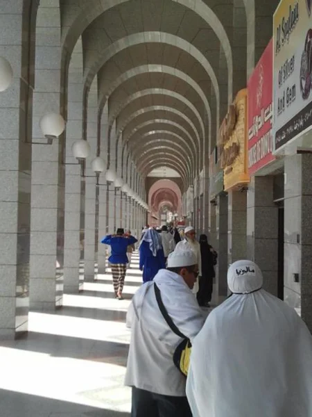 Pèlerins marchant dans la rue après avoir prié à Médine, Arabie Saoudite . — Photo