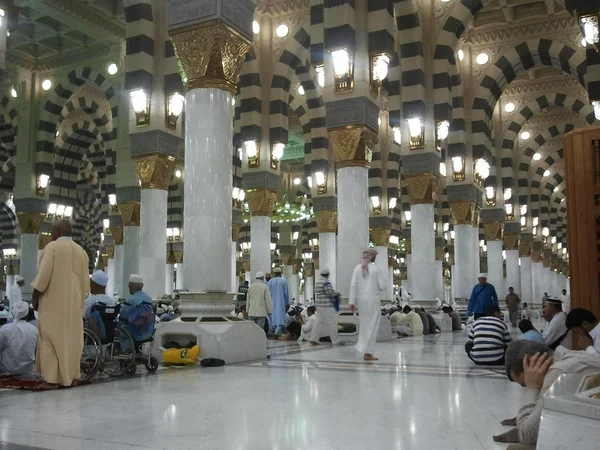 Intérieur de la mosquée Nabawi, Médina — Photo