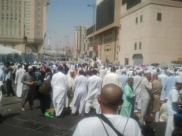 Piątek modlić się w Mekce, tysiące muzułmanów modlić się na drodze w sezonie pielgrzymki — Zdjęcie stockowe