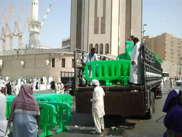 Pracownicy są ładowania zielony con do ciężarówek po pielgrzymki — Zdjęcie stockowe
