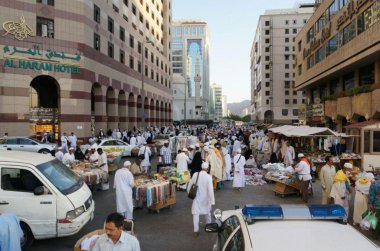 yollar tüccarlar Peygamber Camii Medine etrafında bir araya geldi