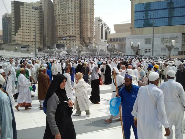 Pligrim da tutto il mondo in piazza Masjidil Haram — Foto Stock