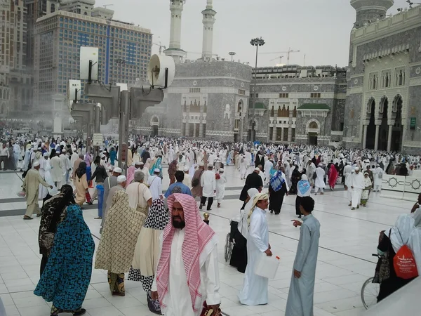 Pligrims from arround the world en la plaza Masjidil Haram — Foto de Stock
