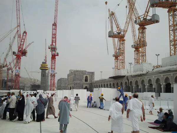 Pligrim da tutto il mondo in piazza Masjidil Haram Immagine Stock