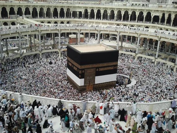 All muslims arround the world doing tawaf at kaabah in Masjidil Haram, Mecca — Φωτογραφία Αρχείου