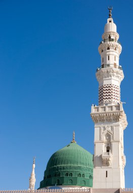 nabawi Camii againts mavi gökyüzü kule. Nabawi Camii, haram Camii (Mekke, Suudi Arabistan, islam'ın ikinci en kutsal Camii sonradır.)