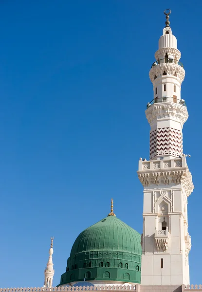 Wieże nabawi Meczet againts niebieski niebo. Nabawi Meczet jest drugi Najświętszy Meczet islamu po haram meczet (w Mekka, Arabia Saudyjska) — Zdjęcie stockowe