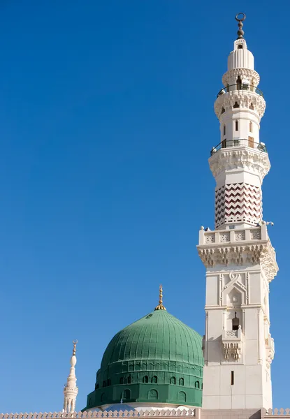 Wieże nabawi Meczet againts niebieski niebo. Nabawi Meczet jest drugi Najświętszy Meczet islamu po haram meczet (w Mekka, Arabia Saudyjska) Obrazy Stockowe bez tantiem