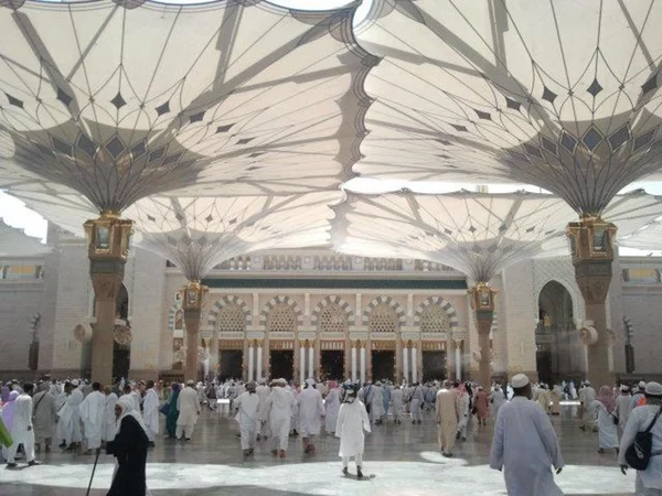 Grote paraplu rond nabawi moskee, medina. Hadj seizoen 2013 (1434h). — Stockfoto