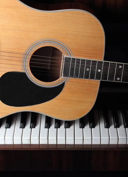 Parte de guitarra en teclas de piano — Foto de Stock