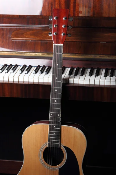 Gitarr halsen på gamla pianotangenter — Stockfoto