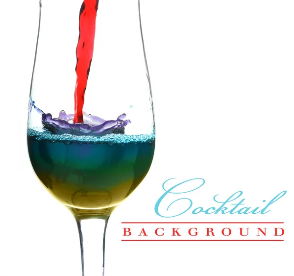 Багатобарвний коктейль тече в склянці — стокове фото