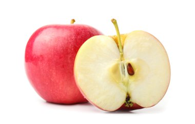 beyaz zemin üzerinde bir buçuk Kırmızı elma