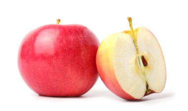 beyaz zemin üzerinde bir buçuk Kırmızı elma