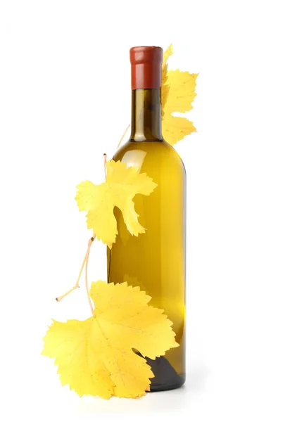 Witte wijn fles en Herfstbladeren op wit — Stockfoto