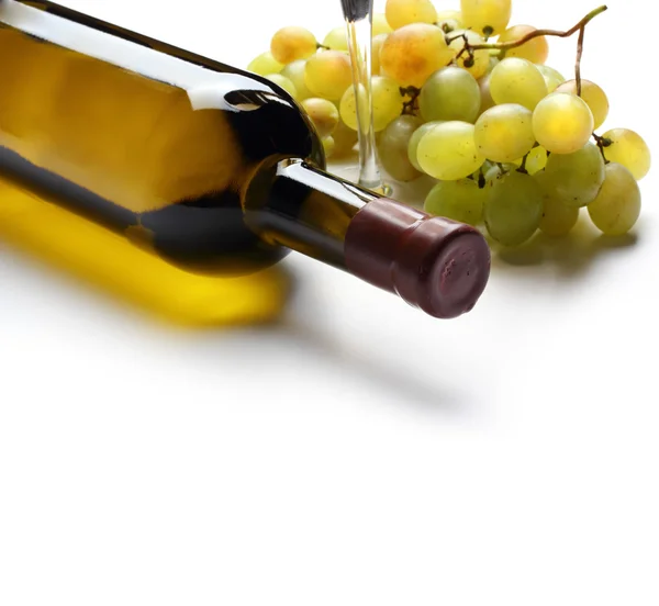 Botella de vino y uvas como fondo — Foto de Stock