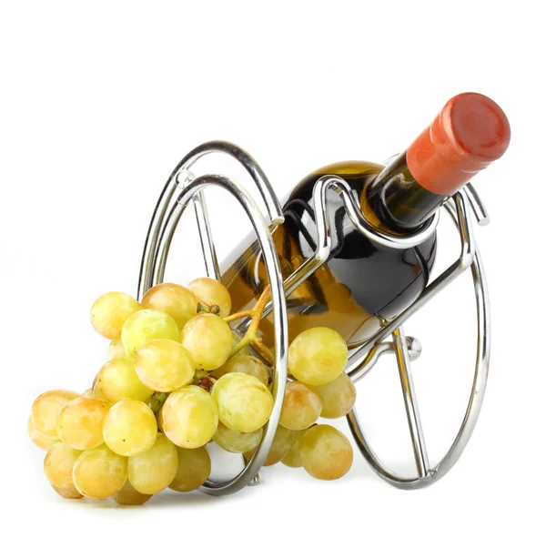 Witte wijn fles in metalen steun en druiven — Stockfoto