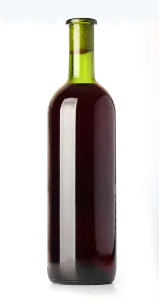 Rode wijn in fles op wit Stockfoto