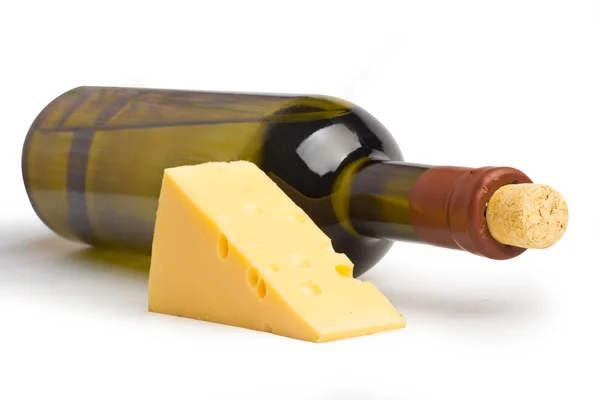 Käse und Weißwein auf weiß — Stockfoto