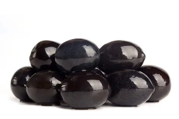 Černé olivy na bílém pozadí — Stock fotografie