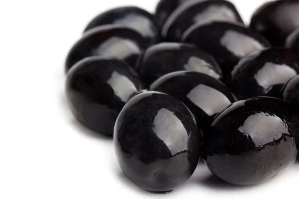 Schwarze Oliven Closeup auf weiß — Stockfoto