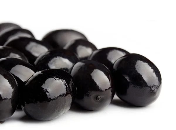 Black olives closeup shot on white — Stock fotografie