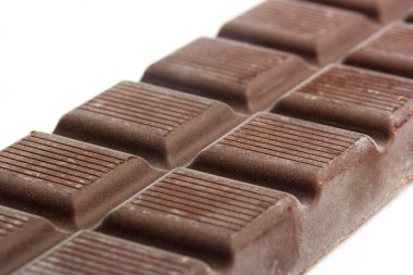 beyaz zemin üzerine koyu çikolata