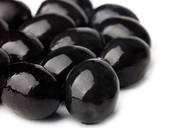 Schwarze Oliven Closeup auf weißem Hintergrund — Stockfoto
