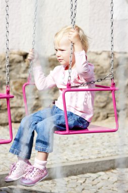 Atlıkarıncadaki küçük kız