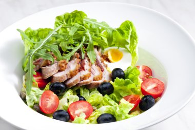 Kızarmış ördek ile sebze salatası meme dilimleri ve yumurta