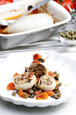 domates ve Siyah Zeytin ile inci bar dolu pişmiş sepya