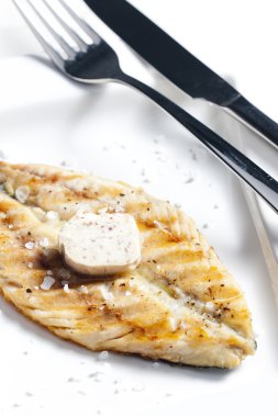 Hamsi tereyağı ile ızgara uskumru