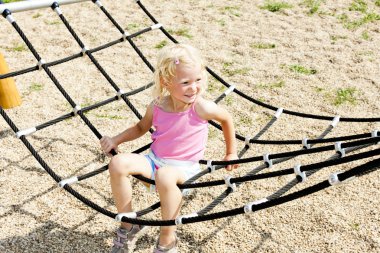 Çocuk parkındaki küçük kız