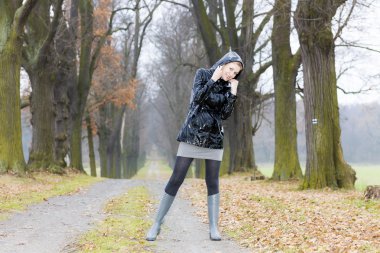 sonbahar sokakta kauçuk giymiş kadın çizme