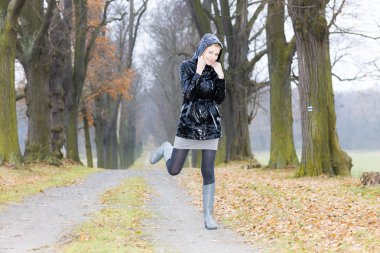 sonbahar sokakta kauçuk giymiş kadın çizme